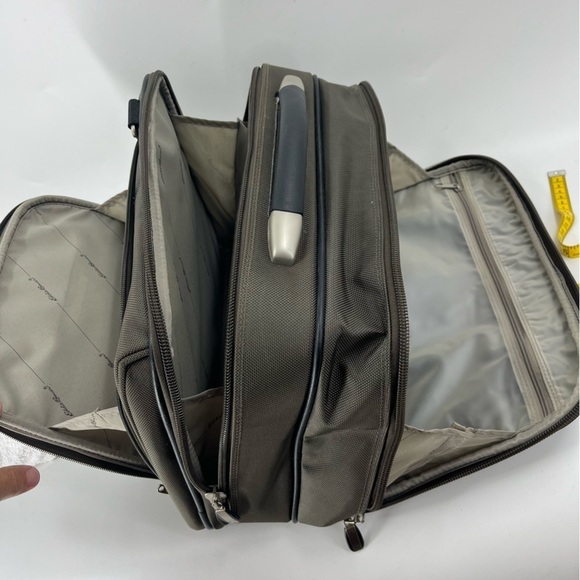 Eddie Bauer Customer Computer Bag - Picture 6 of 11